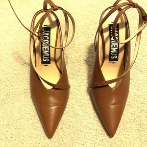 JACQUEMUS FAYA SLINGBACK PUMP (BROWN)